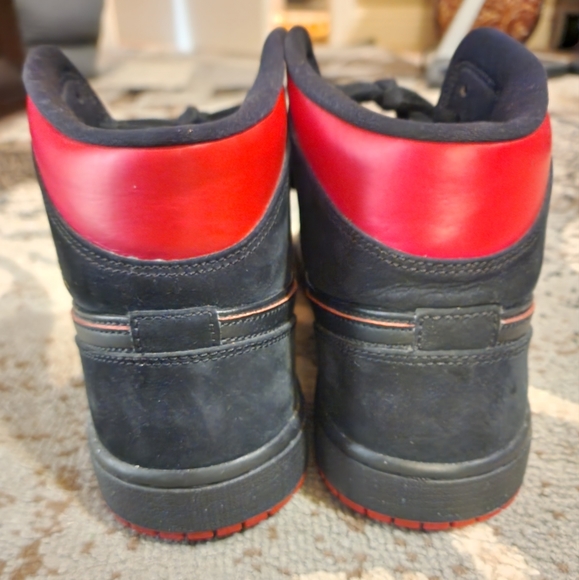 Nike Air Jordan black and red with yellow insignia - Picture 4 of 11